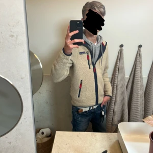 Patagonia fleece jacka - Säljer denna riktigt feta Patagonia fleece jackan som är perfekt nu till hösten! Den är i storlek xs och passar den perfekt som är omkring 170. Den är i riktigt bra skick och priset är inte hugget i sten!