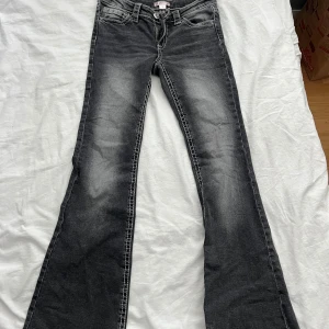 Svarta bootcut jeans Gina Tricot - Snygga svarta bootcut jeans från Gina 14+ strl 164 tall med slitna detaljer och markerade sömmar. Jeansen har dekorativa bakfickor och klassisk femficksmodell. Bara testade och aldrig använda💕