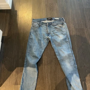 Replay Anbass ljusblå slim jeans - Säljer ett par Replay Anbass jeans i ljusblå tvätt med slim fit. Klassisk femficksmodell, snygga slitningar och detaljerade bakfickor. Jeansen har dragkedjegylf och är tillverkade i mjukt jeansmaterial som sitter skönt hela dagen.
