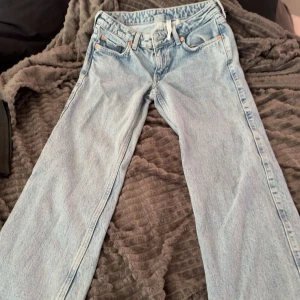 Weekday ljusblå jeans straight fit - Klassiska weekday jeans, straight fit ljus blåa.