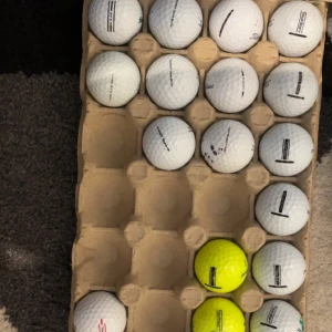 Titliest mix a/b klass - Perfekta golfbollar för dig som vill ta ditt spel till nästa nivå! Här får du både vita och coola gula bollar från Titleist. Passar både nybörjare och erfarna golfare som vill ha kvalitet och stil på banan.