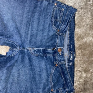 Blå bootcut jeans från Denim 1953 Kappahl - Snygga blå jeans från Denim 1953 i klassisk bootcut-modell. Jeansen har 4 fickor, låg midja och är tillverkade i mjukt denimtyg med lätt tvättad look. Perfekta för dig som gillar en tidlös och avslappnad stil.