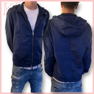 J.Lindeberg Windbreaker - Tja! säljer min riktigt feta windbreaker från J. Lindeberg, Strlk M perfekt nu till hösten men även våren när det är lite kallare ute, tveka inte på att skriva om ni har några som helst frågor👏