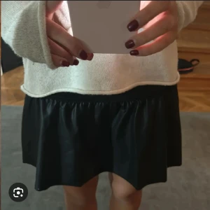 Svart kort kjol i skinnimitation - Supersnygg svart minikjol i skinnimitation med bred, ribbad midja. Prislapp kvar!!!!💓