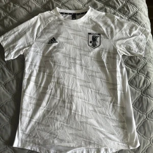 Fotbolls Tröja - Bara att fråga vid någon fundering, Säljer billigt då jag rensar mina kläder!