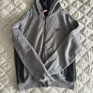 Nike Hoodie - Nike hoodie! Bara att fråga vid någon fundering, Säljer billigt då jag rensar mina kläder!