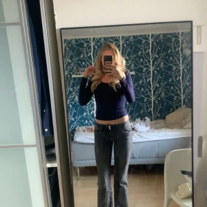 Mörkgråa låga jeans  - Dessa jeans är från gina young och är i storlek 158. Använda ett fåtal gånger och bra skick.