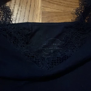 Mörkblå spetslinne från Intimissimi - Mörk blått spetslinne från intimissimi 