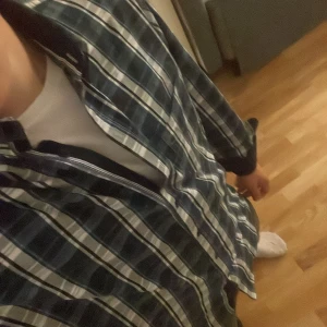 Blårutig skjorta från Oscar kopenhagen - Snygg skjorta från Oscar kopenhagen i blått och vitt rutigt mönster. Klassisk krage, långa ärmar och svarta knappar framtill. Skjortan är gjord i mjuk bomull. Skjortan har inga defekter. Pris kan diskuteras vid köp av bundel.💪🏻