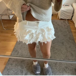 Vit volangkjol  - Supersöt vit jeanskjol🥰