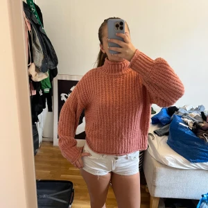 Rosa stickad polotröja - Mysig rosa stickad polotröja med ribbning🩷 perfekt nu till hösten🙏 skriv om ni har frågor 🙏🩷🩷