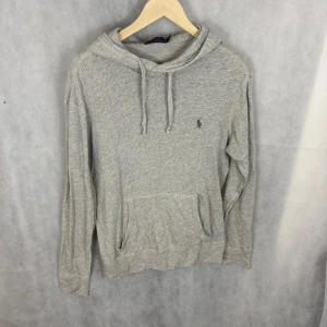 Ralph Lauren hoodie  - Fint skick! Modellen är 185 och bär S