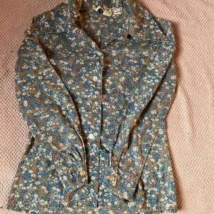 70tals skjorta - Snygg skjorta ifrån 70 talet med riktig 70tals krage. Mycket bra skick och passar XS!