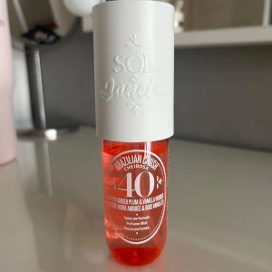 Sol de Janeiro 40 - Säljer min parfym från Sol de Janeiro i doft 40. Mycket produkt kvar i flaskan! (Se bild). God doft som passar många. Nypris 299kr för 90ml. Jag säljer för 175kr. Hör av dig för fler bilder eller information. 