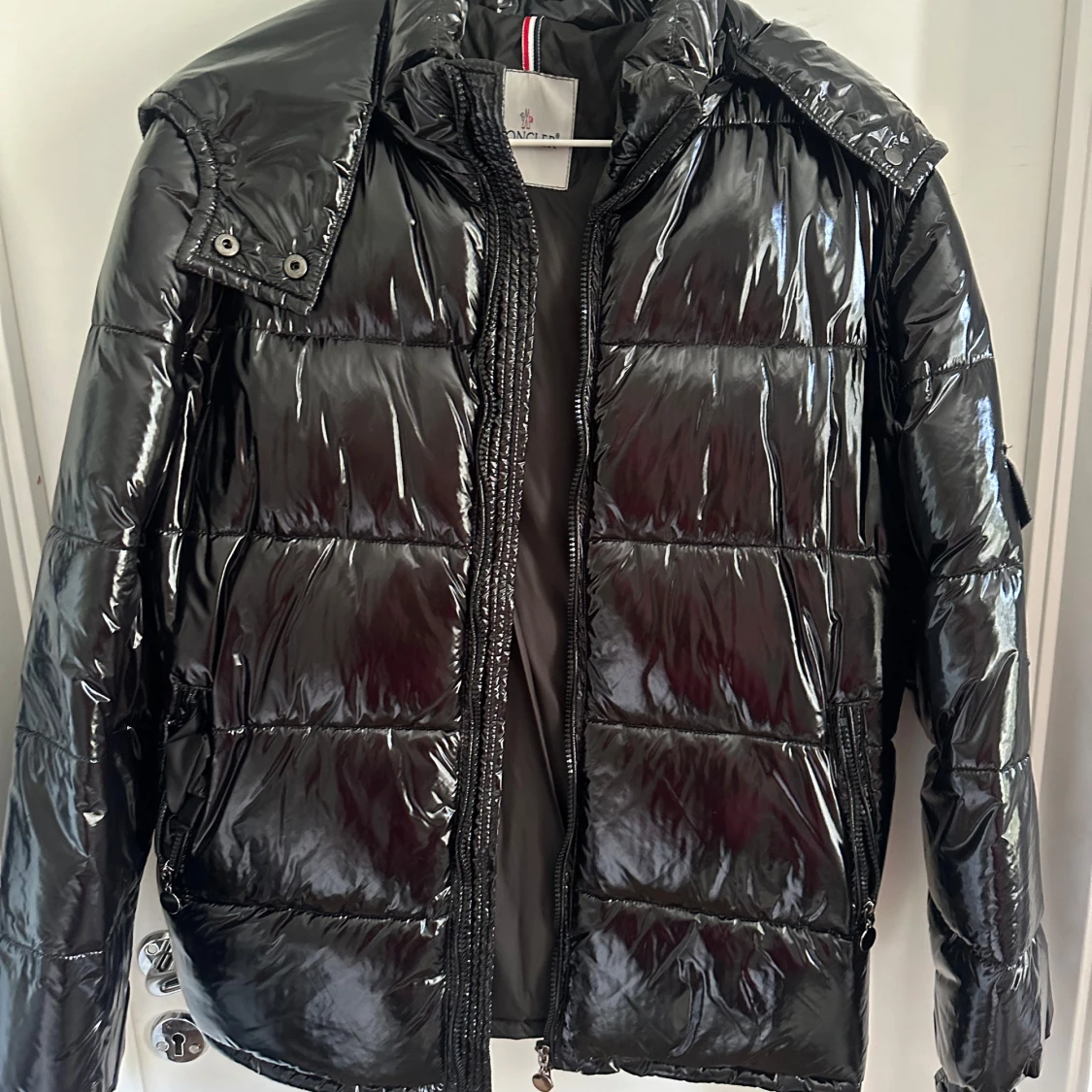 Svart glansig pufferjacka från Moncler - 2