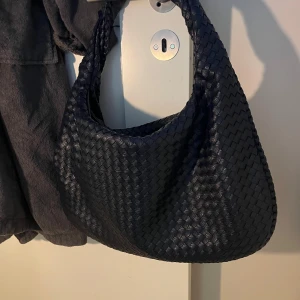 Väska blå - Marinblå flätat väska köpt i Köpenhamn och är i gott skick ❤️