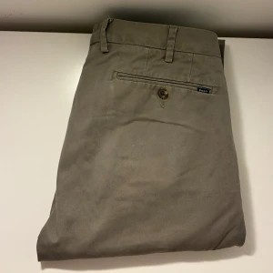  chinos från Polo Ralph Lauren - Snygga beige chinos från Polo Ralph Lauren. Slimfit-modell. Nypris cirka 2000kr. Skriv vid frågor och funderingar.