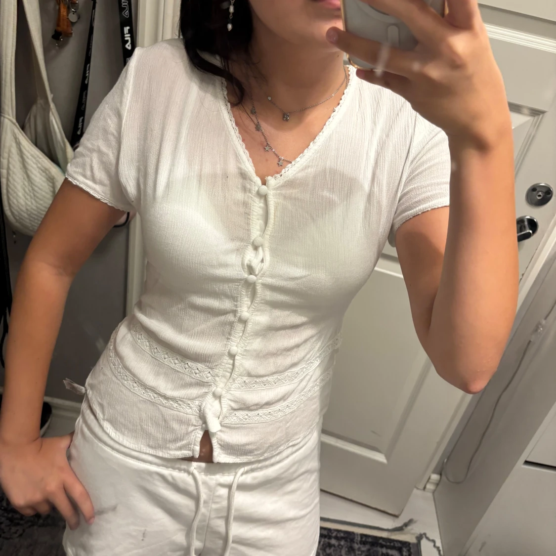 Vit blus med knappar