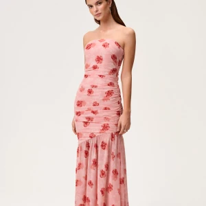 Helt ny Adoore klänning limoges strl 36 - Supersnygg axelbandslös långklänning i ljusrosa med röda blommor. Klänningen har figurnära passform upptill och faller snyggt nedtill. Perfekt för dig som vill sticka ut med en romantisk och trendig look. Helt ny med alla tags kvar. Storlek 36. Nypris: 1695kr