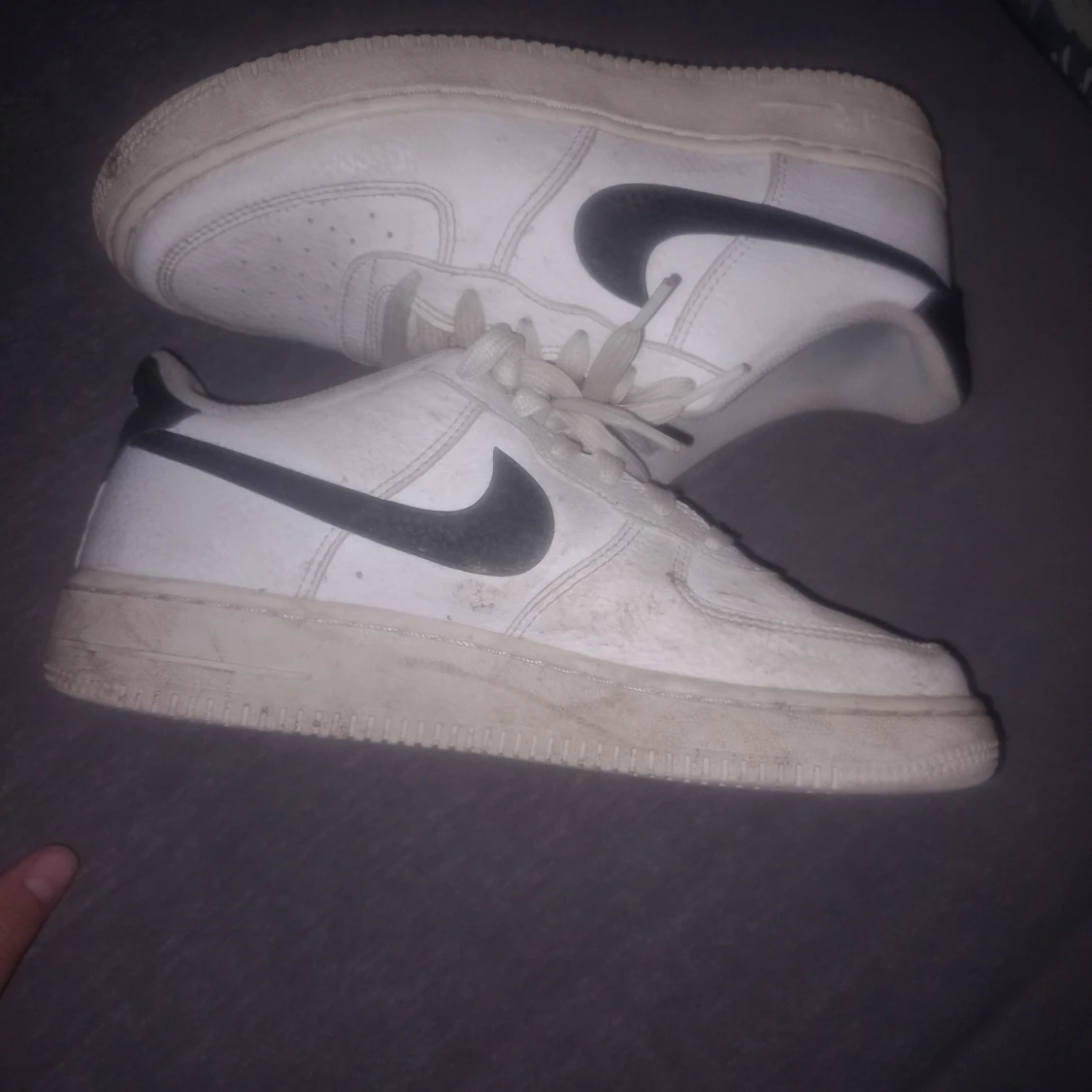 Nike Air Force 1 vita och svarta sneakers - 2