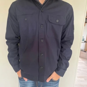 Svart overshirt från Jack & Jones Core - Mörk blå overshirt från Jack & Jones 
