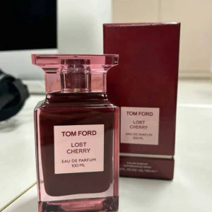 Tom Ford Lost Cherry EdP 100ml - Tom Ford Lost Cherry Eau de Parfum i en lyxig, fyrkantig glasflaska med rosa och röd ton. Flaskan rymmer 100 ml och har en elegant etikett framtill. Kommer med matchande röd kartong. Doften är känd för sina söta och fruktiga körsbärsnoter. Kommer i helt ny förpackning vid köp
