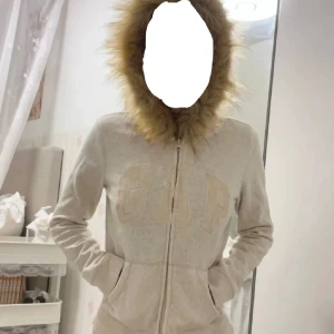 Gap zip up hoodie med fuskpäls💗 - Det är en Gap zip up hoddie som är väldigt skön och inte för tjock men inte heller för tunn! Den är perfekt nu till hösten och under vintern💗den har en fin beige/rosa färg! Och fuskpälsen på luvan åker inte av och sitter fint en hel dag💗