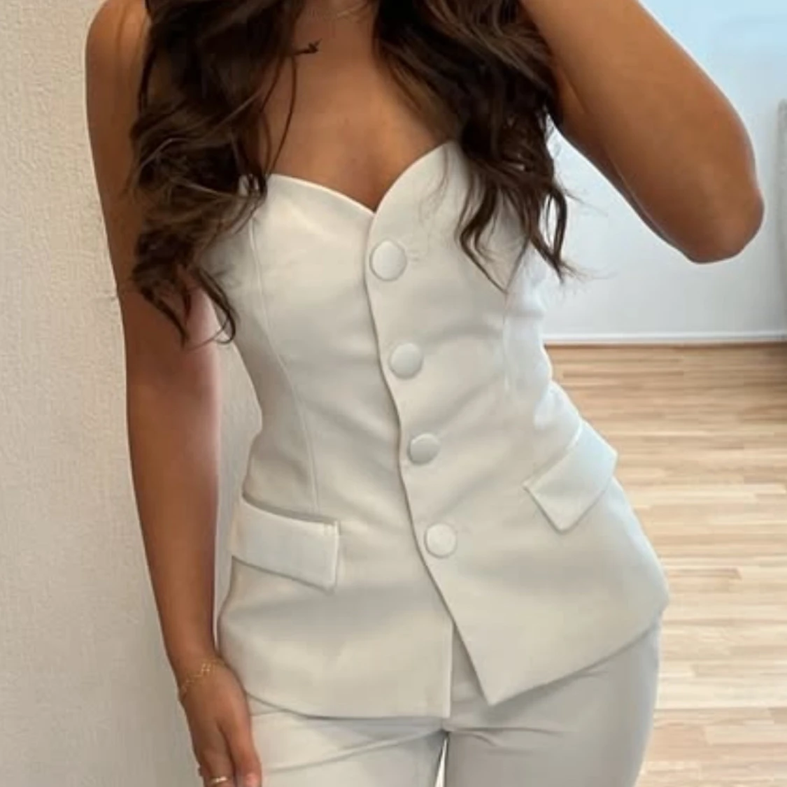 Vit omlottväst med stora knappar - 1