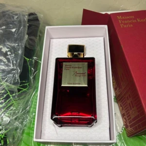 Baccarat Rouge 540 Extrait de Parfum - Lyxig parfym från Maison Francis Kurkdjian, Baccarat Rouge 540 Extrait de Parfum. Flaskan är djup röd med gulddetaljer och en elegant fyrkantig form. Kommer i originalförpackning med röd ask och guldtext. Perfekt för dig som gillar exklusiva dofter. Om du är intresserad kommer flaskan i ett oöppnat paket