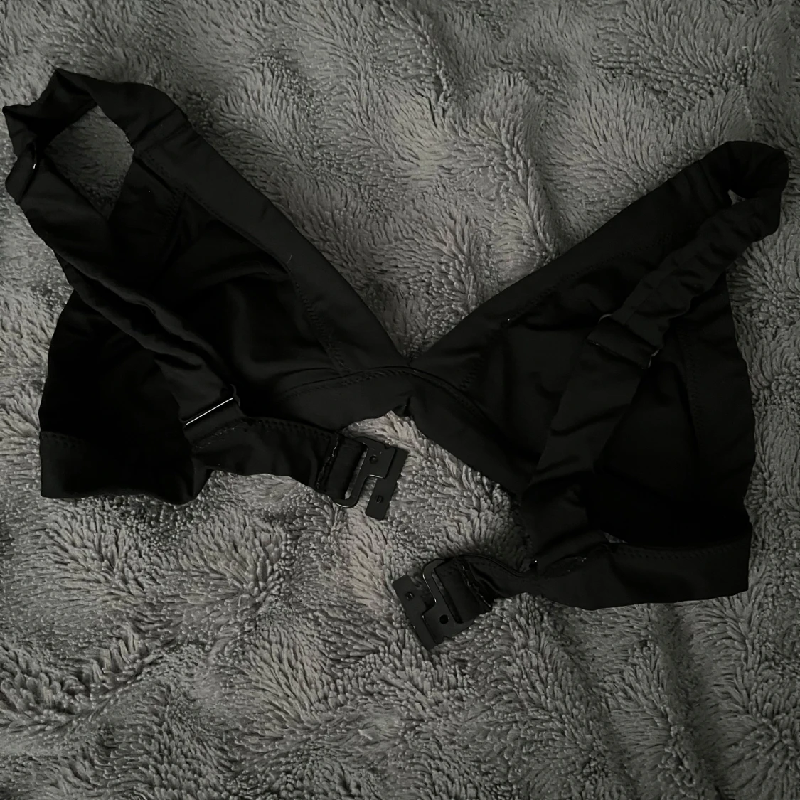 Svart bikiniöverdel med spänne - 1