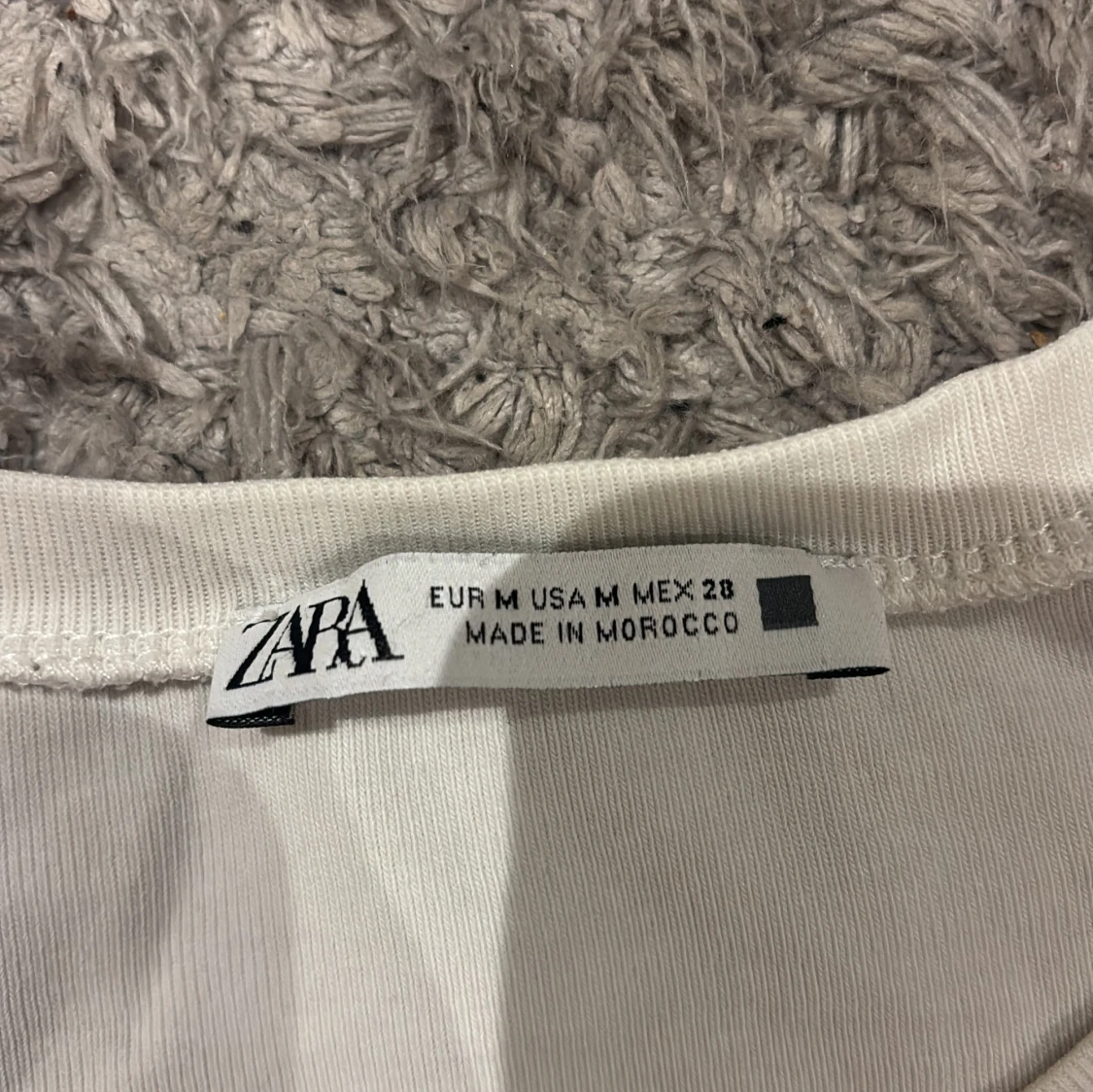 Vit t-shirt med spetsdetalj från Zara - 2