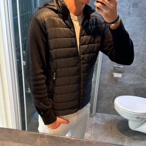 Svart cardigan jacka  - Riktigt schysst cardigan som funkar perfekt ill hösten men även våren. Jackan är i bra skick och har inte använts mer än 10ggr. Jackan är i storlek M. Bara att skriva vid minsta lilla fundering;)