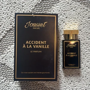 Jousset Accident à la Vanille Parfym - Lyxig parfym från Jousset Parfums, Accident à la Vanille. Max sprayad 10-15 ggr så skulle säga att 90% av parfymen är kvar. Nypris: 1700kr säljer för 950. 50ml