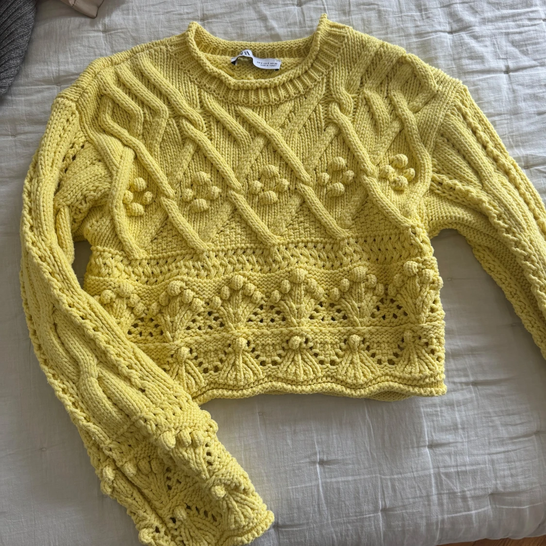 Gul stickad tröja från Zara