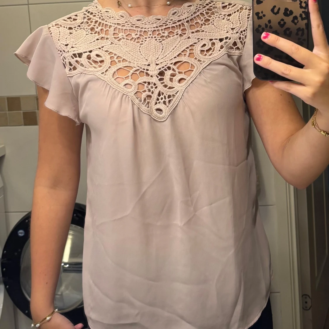 Ljusrosa blus med spets från ONLY