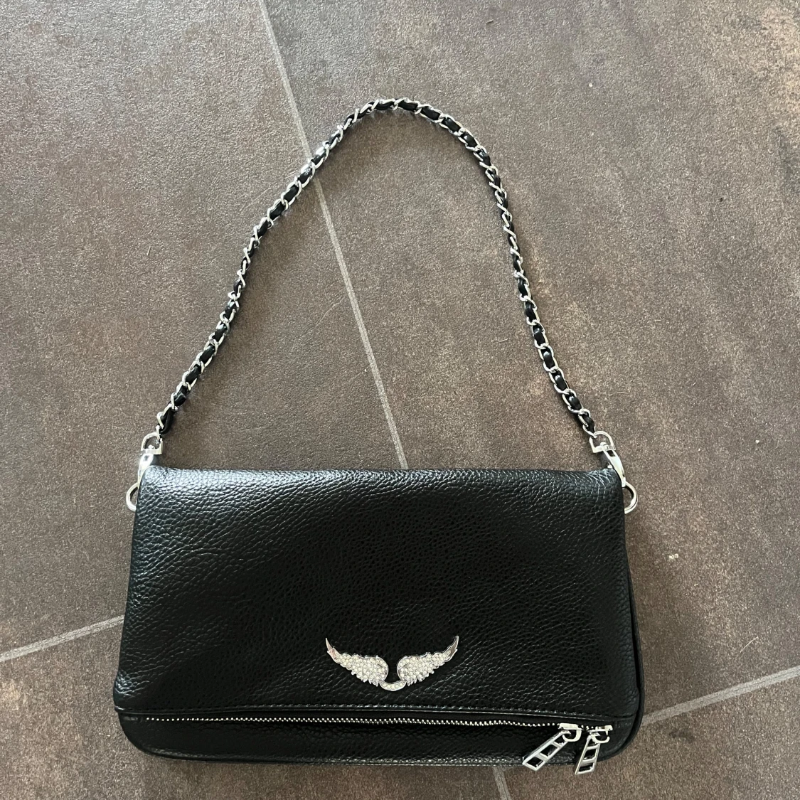 Svart axelväska med kedja och vingar