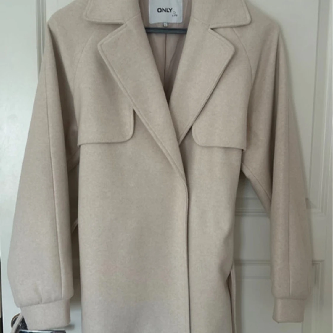 Beige kappa från ONLY med bälte - 1