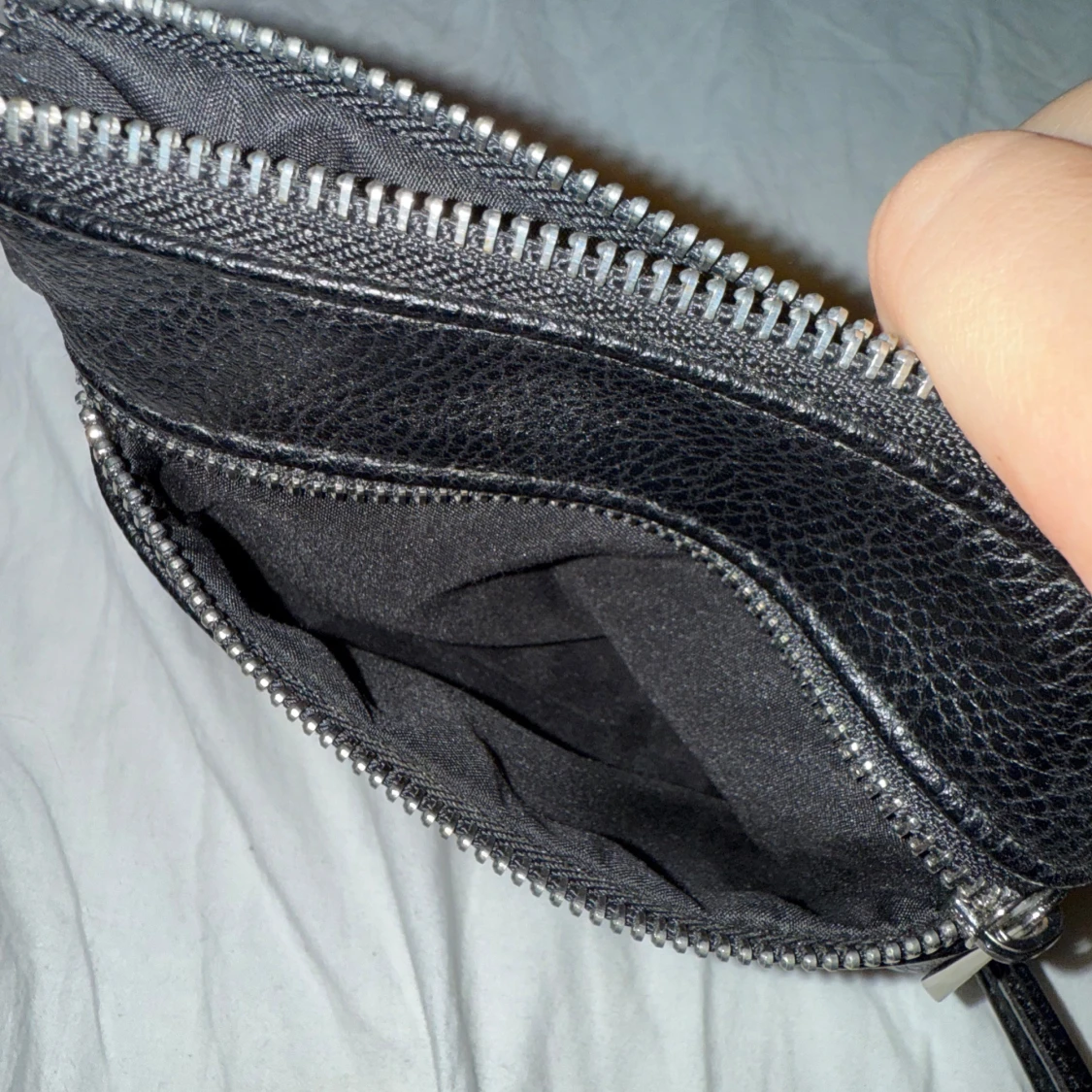 Svart axelväska med dragkedja - 2