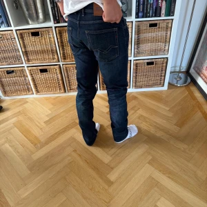 Levi's mörkblå jeans straight fit - Mörkblå jeans från Levi's i storlek W31 och L32 jeansen är för stora för mig och använda max 1 gång Jensen är i straight fit 