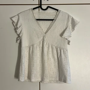 Topp  - Topp från shein, liten i storleken, de är M på lappen men skulle mer säga som en S nästan xs beroende på hur man vill att den ska sitta