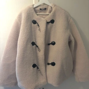 Beige teddyjacka från Gina Tricot - Supermjuk, fluffig och varm teddyjacka i beige från Gina Tricot. Jackan är i storlek L, men sitter jättebra på mig som vanligtvis har M💞 Jackan är använd ett fåtal gånger och har inga defekter. Pris kan diskuteras💞