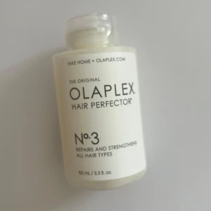 Olaplex No.3 Hair Perfector 100ml - Olaplex No.3 Hair Perfector är en ikonisk hårbehandling som stärker och reparerar alla hårtyper. Kommer i en vit plastflaska på 100 ml med enkel skruvkork. Perfekt för dig som vill boosta håret mellan frisörbesöken.