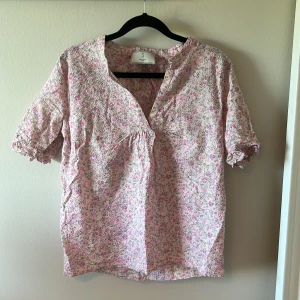 Söt blus med blommigt mönster - Så fin tröja från neo noir med blommigt mönster och ruffiga ärmar 🤍🤍i nytt skick och inga defekter ☺️