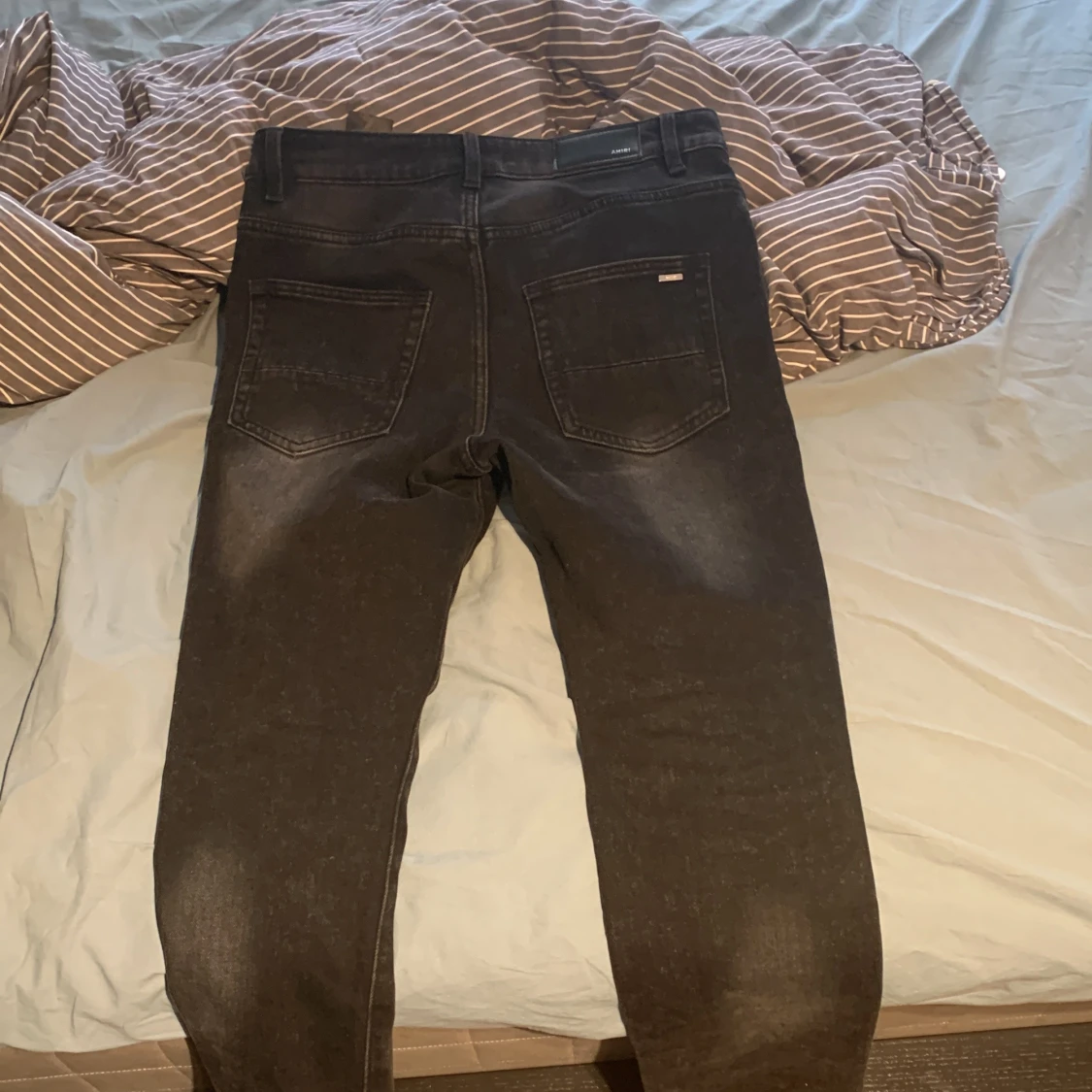 Svarta jeans från Amiri med ängeltryck - 4