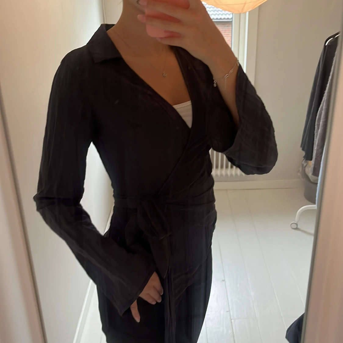 Svart omlottblus med knytband - 1