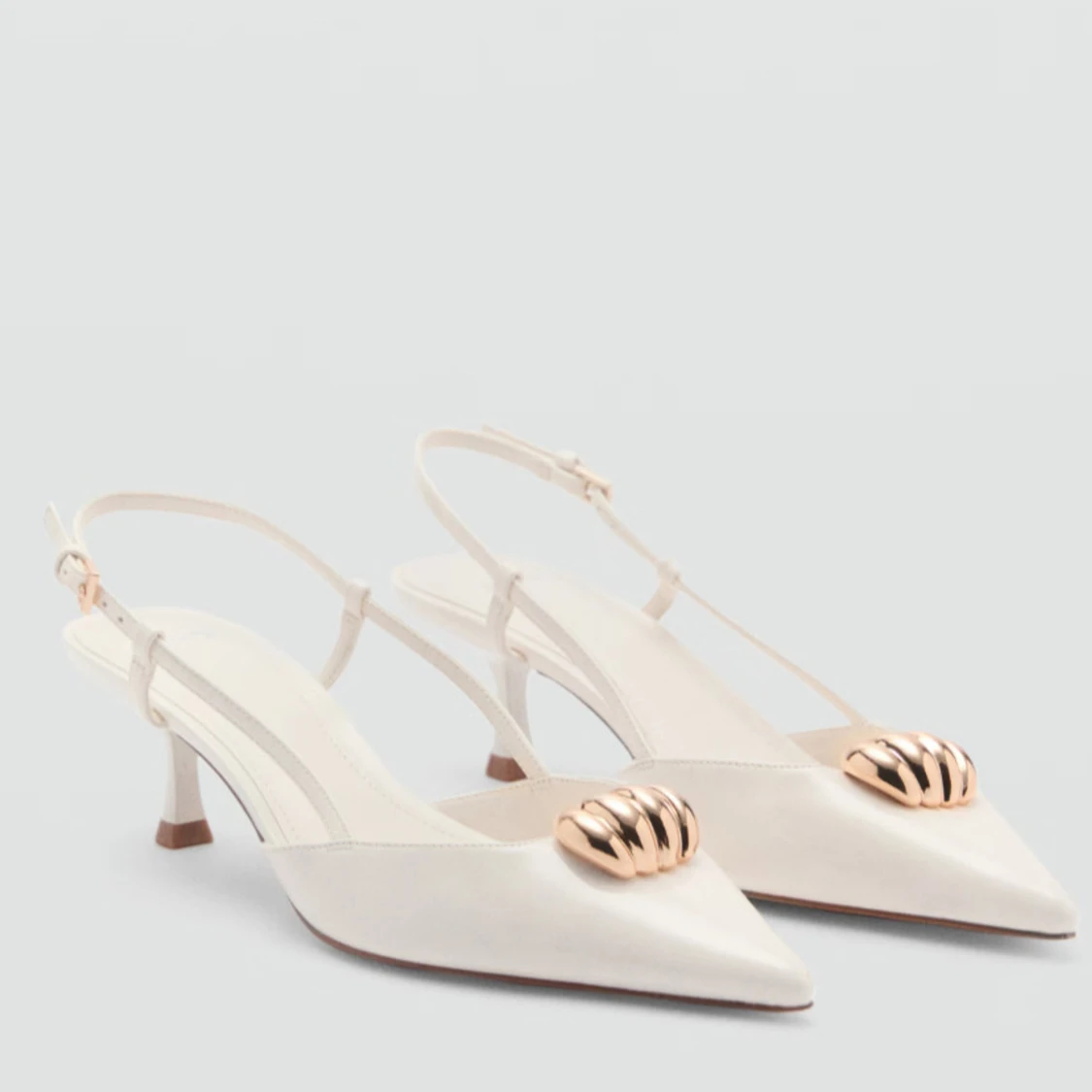 Vita pumps med gulddetalj från MNG - 2