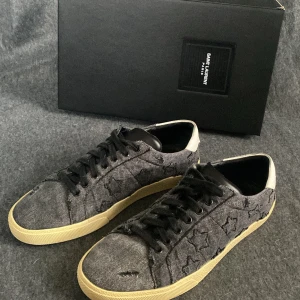 Saint Laurent skor - NYA Ysl skor- modell SL/06- givetvis äkta- skick 10/10-  allt og som box dustbag skötsel kort certifikat kvitto m.m storlek -42 Hör av dig vid frågor pris ej hugget i sten  