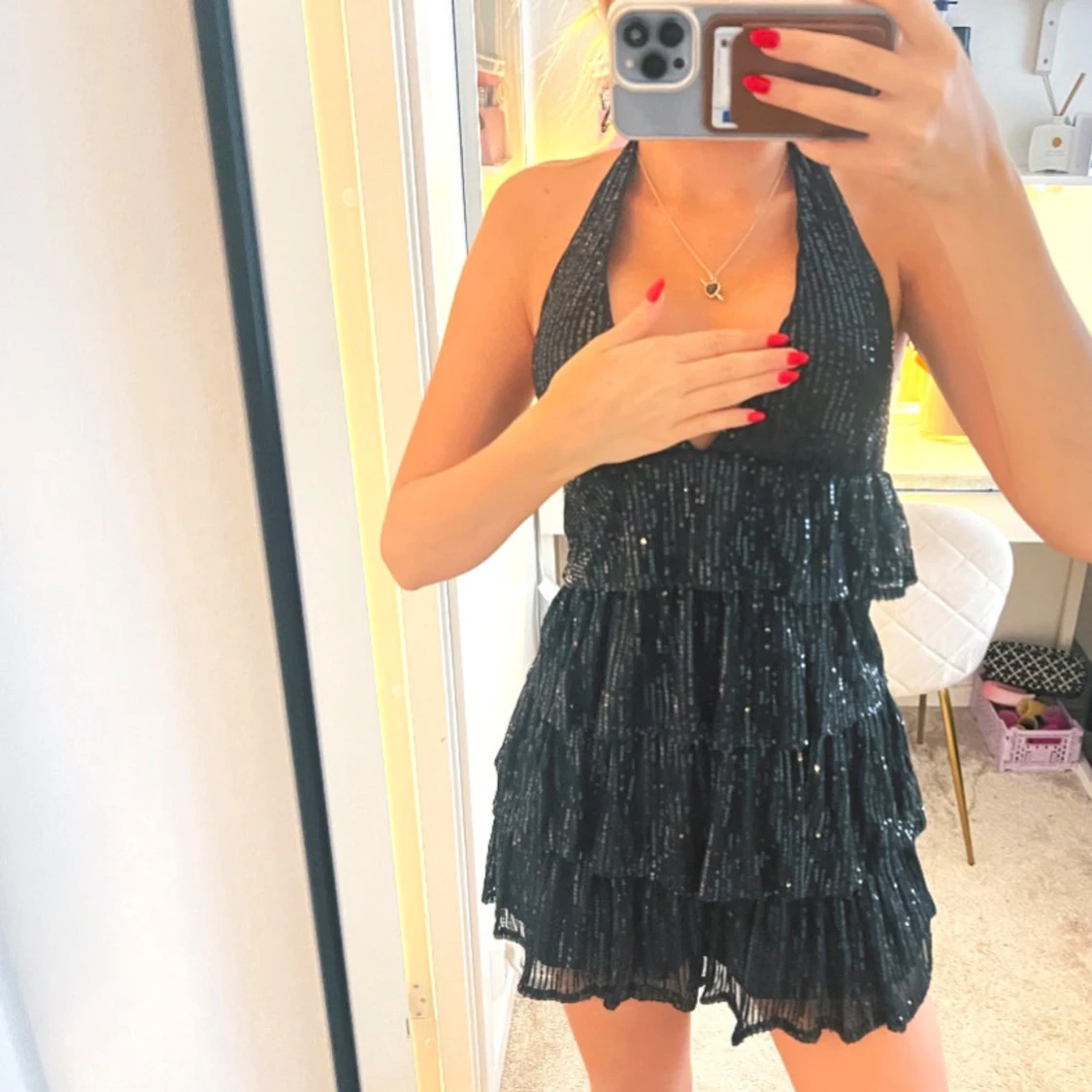Svart glittrig volangklänning
