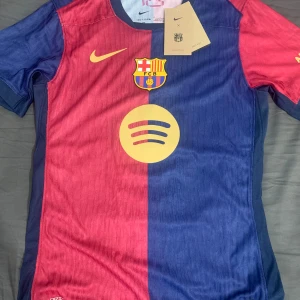 Barcelona T-shirt  - Jätte fin Jersey som aldrig e använd i ny skick pris kan diskuteras vid snabb affär 