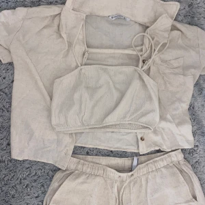 Beige linnebyxor med snörning - Säljer detta 3 delars settet från ”Stradivarius”🥰 Alla plagg är i linnes tyg och är så så fin. Passar jättebra till en varmare dag